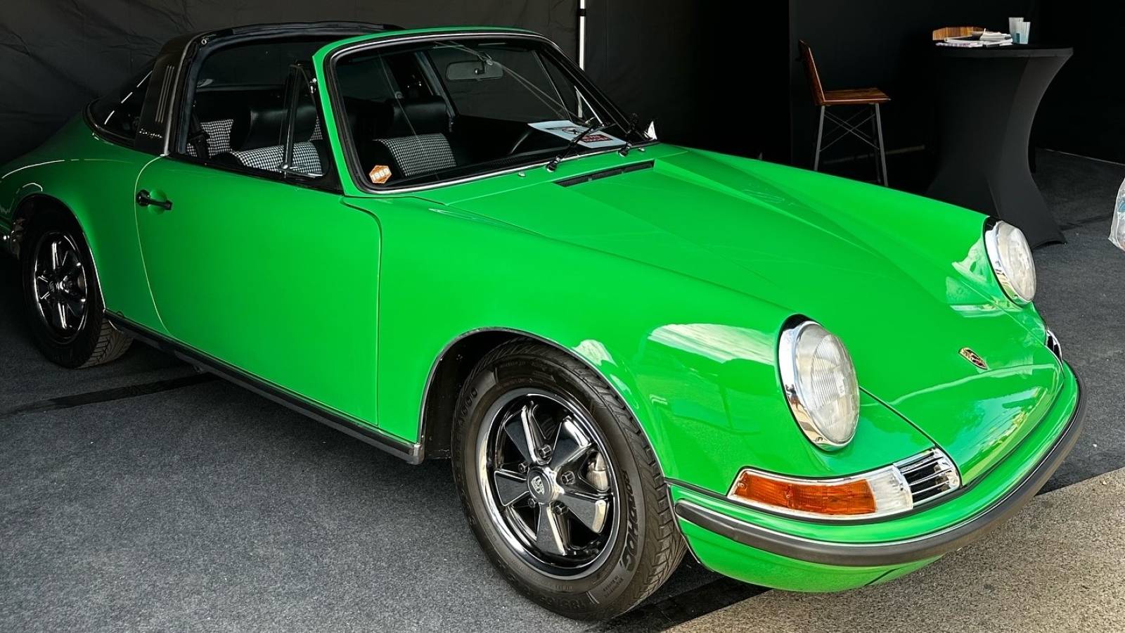 Lavage auto premium avec soin des jantes pour voiture sportive avec traitement décontaminant et finition impeccable à Montpellier 34 dans l'Hérault