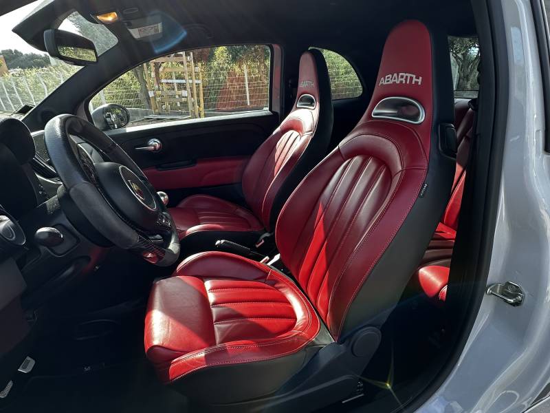 nettoyage Abarth 595 Competizione intérieur rouge