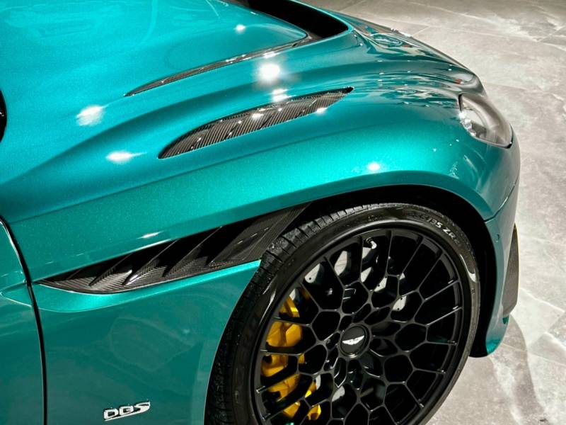 Aston Martin DBS770 Ultimate aile avant