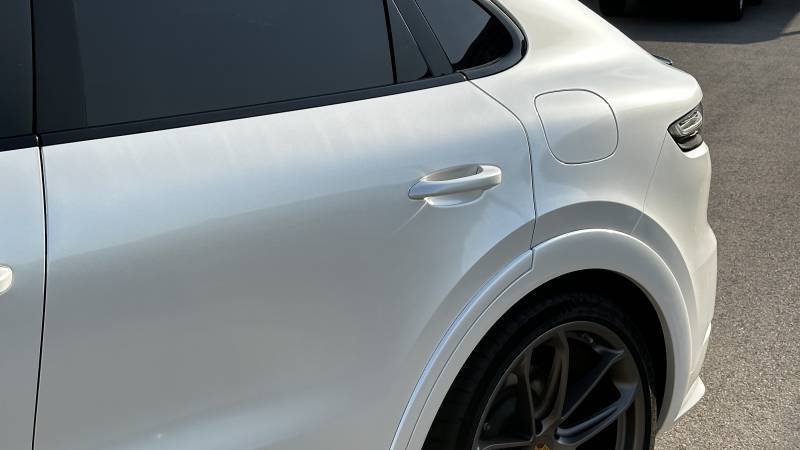 Covering intégral Blanc Nacré sur ce Porsche Cayenne e-hybrid coupé à Montpellier (Hérault)