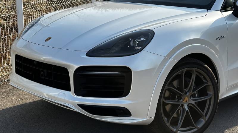 Covering intégral Blanc Nacré sur ce Porsche Cayenne e-hybrid coupé à Montpellier (Hérault)