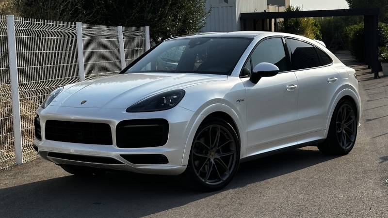 Covering intégral Blanc Nacré sur ce Porsche Cayenne e-hybrid coupé à Montpellier (Hérault)