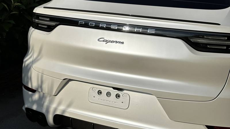 Covering intégral Blanc Nacré sur ce Porsche Cayenne e-hybrid coupé à Montpellier (Hérault)