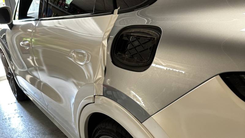 Covering intégral Blanc Nacré sur ce Porsche Cayenne e-hybrid coupé à Montpellier (Hérault)