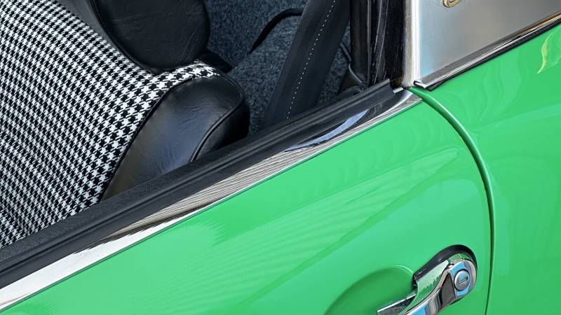 Traitement céramique Gtechniq  sur cette Porsche 911 (Type F) Targa 2.2 à Montpellier (Hérault)