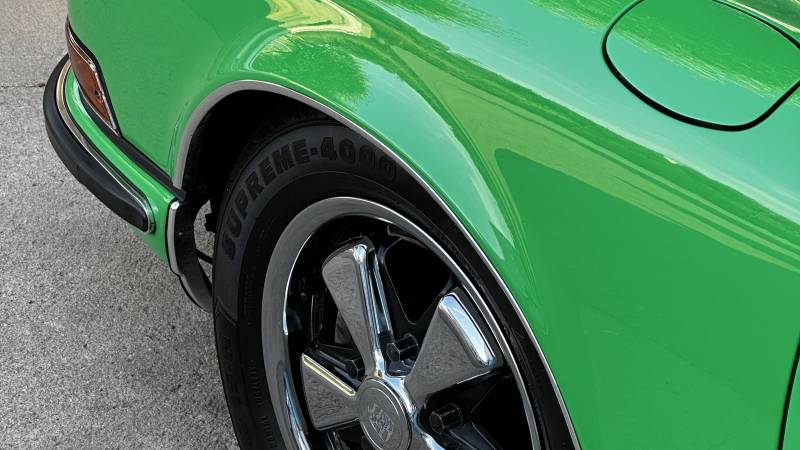 Traitement céramique Gtechniq  sur cette Porsche 911 (Type F) Targa 2.2 à Montpellier (Hérault)