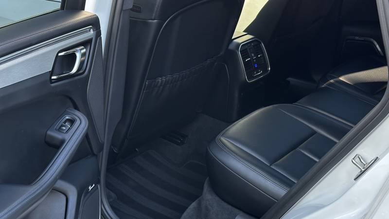 Nettoyage et lavage en profondeur, detailing sur ce Porsche Macan Turbo 3.6 avant mise en vente à Montpellier (Hérault)