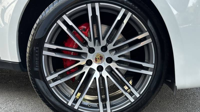Nettoyage et lavage en profondeur, detailing sur ce Porsche Macan Turbo 3.6 avant mise en vente à Montpellier (Hérault)