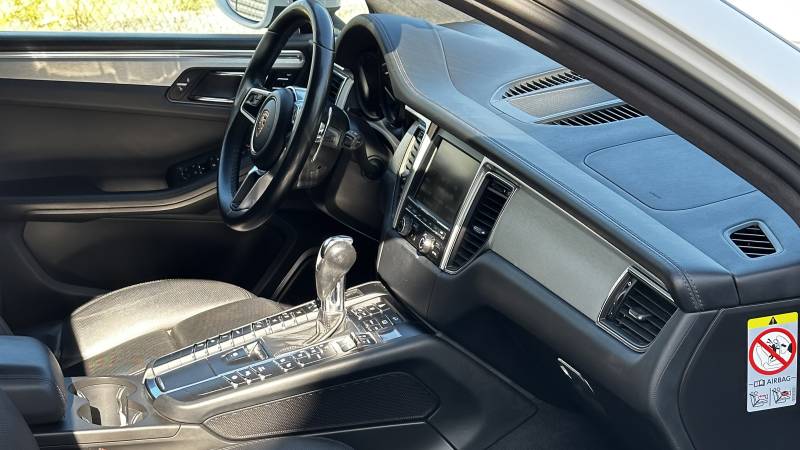Nettoyage et lavage en profondeur, detailing sur ce Porsche Macan Turbo 3.6 avant mise en vente à Montpellier (Hérault)